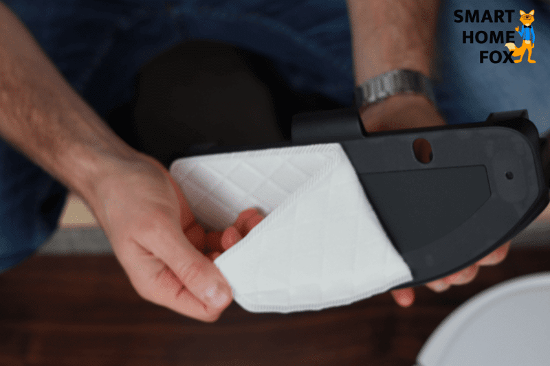 Салфетка крепится к резервуару для воды Ecovacs Deebot OZMO T8